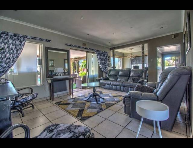 3 BEDROOM SIMPLEX FOR SALE IN VAN RIEBEECK PARK